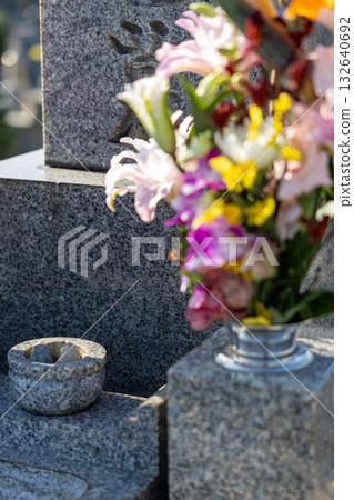 一座擺滿嬌艷粉紅鮮花的墳墓 一座擺滿嬌艷粉紅鮮花的墳墓 132640692