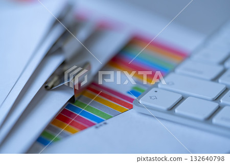 桌子上的圖表、文件和鍵盤 132640798