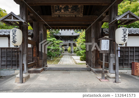 The approach to Shitennoji Temple and the Chujakumon Gate 132641573