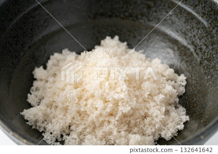 Close-up of a small bowl of seaweed salt 132641642