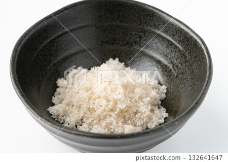 一小碗海藻鹽的特寫鏡頭 132641647