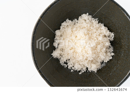 Close-up of a small bowl of seaweed salt 132641674