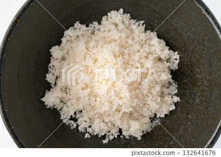 Close-up of a small bowl of seaweed salt 132641676