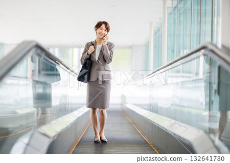 女商人騎自動扶梯 女商人騎自動扶梯 132641780