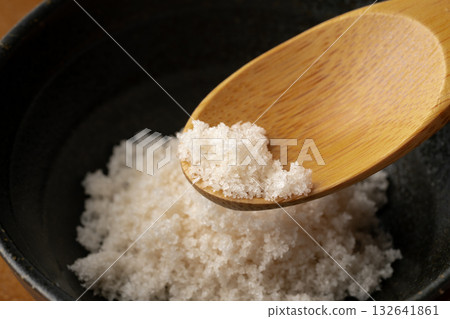 湯匙上的海藻鹽特寫 湯匙上的海藻鹽特寫 132641861