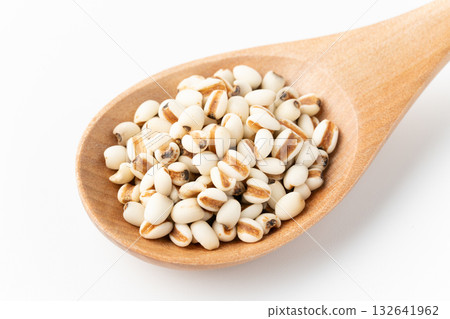 白色背景上的湯匙上的薏米特寫 132641962