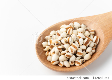 白色背景上的湯匙上的薏米特寫 132641964