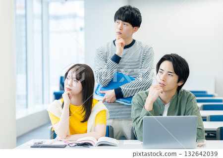 教室裡憂心忡忡的學生 教室裡憂心忡忡的學生 132642039