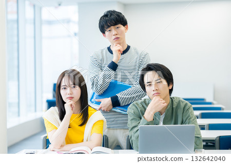 教室裡憂心忡忡的學生 教室裡憂心忡忡的學生 132642040