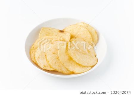 白色背景上的盤子裡的薯片 白色背景上的盤子裡的薯片 132642074