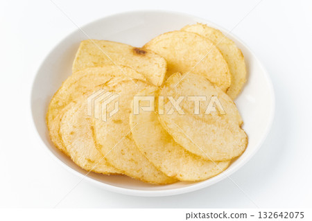 白色背景上的盤子裡的薯片 白色背景上的盤子裡的薯片 132642075