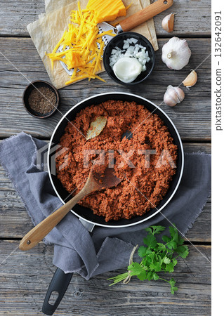 slow cooked spicy beef ragu, cincinnati chili 132642091