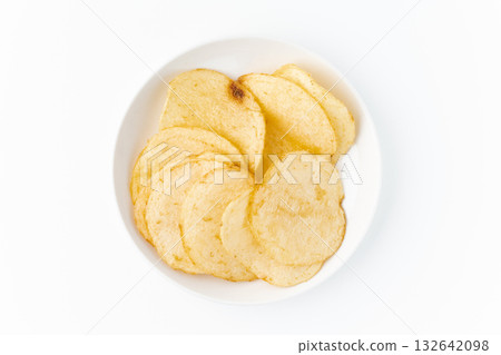 白色背景上的盤子裡的薯片 白色背景上的盤子裡的薯片 132642098