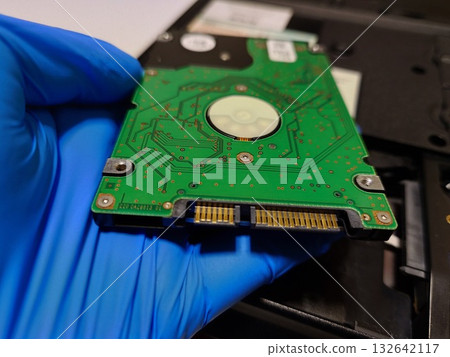 筆記型電腦中安裝的2.5吋硬碟（HDD） 132642117