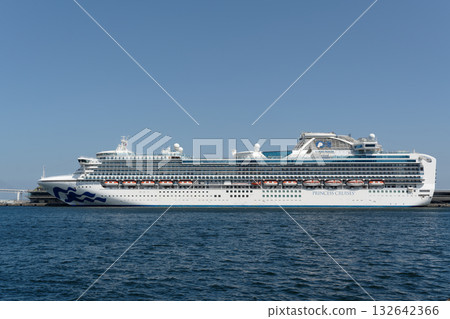 豪華郵輪「鑽石公主號」停泊在橫濱大棧橋碼頭 132642366
