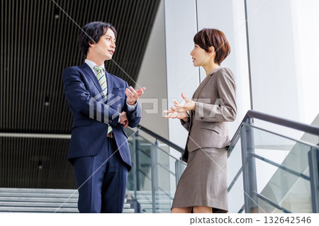 商務人士在樓梯上交談 132642546