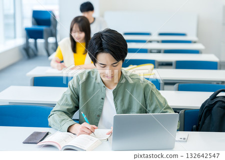 大學生在教室上課 大學生在教室上課 132642547
