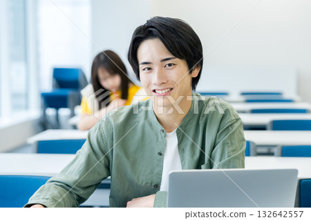 大學生在教室上課 132642557