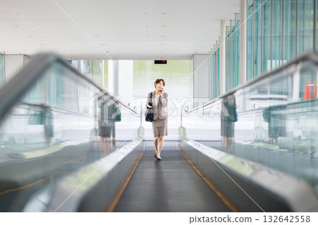 女商人騎自動扶梯 132642558