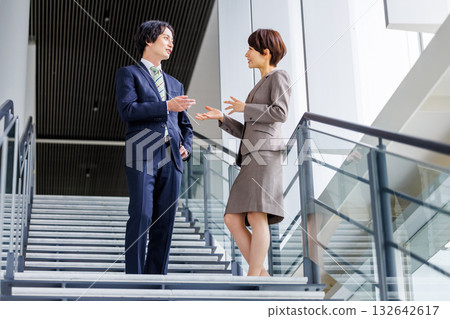 商務人士在樓梯上交談 商務人士在樓梯上交談 132642617