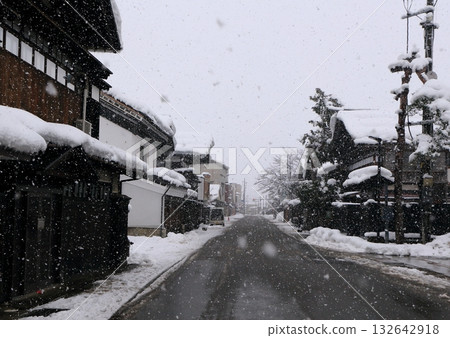 白雪皚皚的古老城鎮景色 132642918
