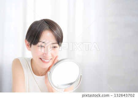 日本女人照鏡子檢查自己的皮膚 132643702