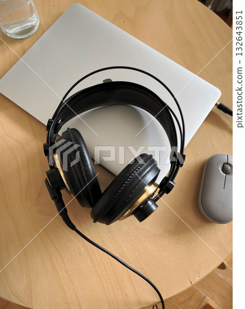 用筆記型電腦和耳機進行創作時光 132643851