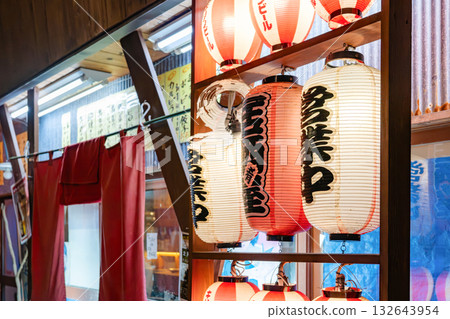 夜晚的市中心區掛滿了燈籠 132643954