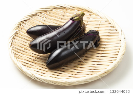 白色背景上的籃子裡的茄子 白色背景上的籃子裡的茄子 132644053