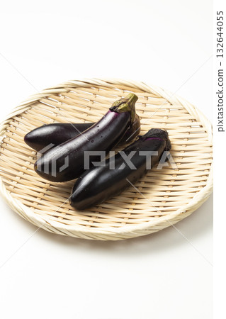 白色背景上的籃子裡的茄子 白色背景上的籃子裡的茄子 132644055