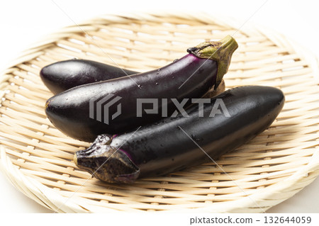 白色背景上的籃子裡的茄子 白色背景上的籃子裡的茄子 132644059