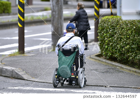 日本橫濱市景：老化社會。一位老婦人（在後方）正在購物。街上還有一位坐在輪椅上的男士。 = 橫濱市 132644597