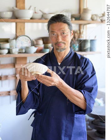 一位資深陶藝家微笑著看著我們。 132644707