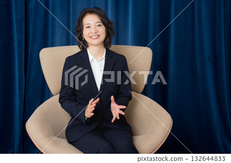 一位事業中期的女性自信地談論著商業。 132644833