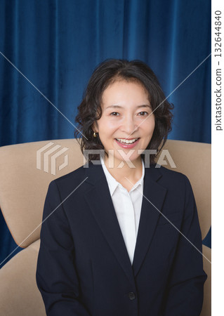 坐在大椅子上的中年女商人 坐在大椅子上的中年女商人 132644840
