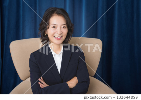 A confident middle-aged woman who has succeeded in business A confident middle-aged woman who has succeeded in business 132644859