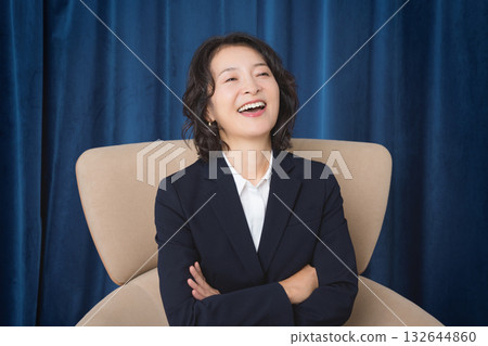 一位自信的中年女性，在商界取得了成功。 132644860