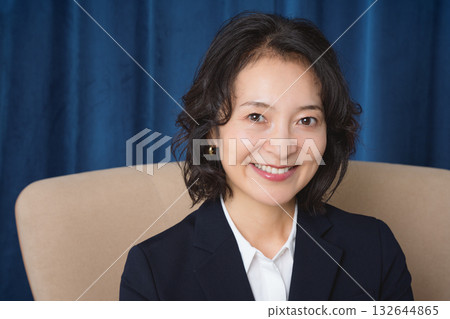 坐在大椅子上的中年女商人 坐在大椅子上的中年女商人 132644865
