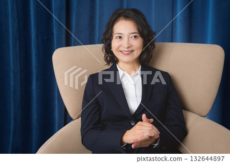 一位自信的中年女性,在商界取得了成功。 一位自信的中年女性,在商界取得了成功。 132644897