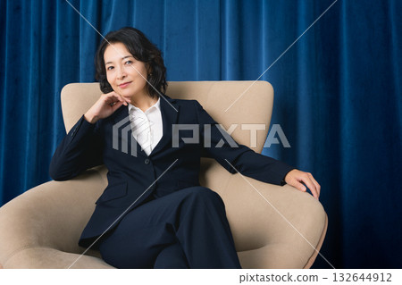 A confident middle-aged woman who has succeeded in business A confident middle-aged woman who has succeeded in business 132644912