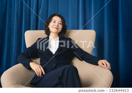 A confident middle-aged woman who has succeeded in business A confident middle-aged woman who has succeeded in business 132644913