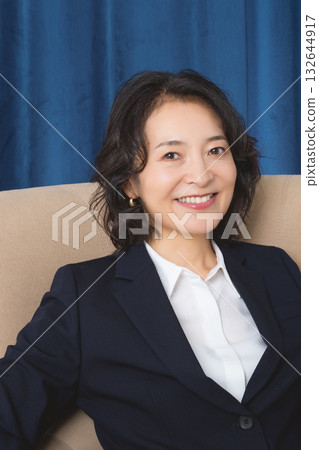 一位自信的中年女性，在商界取得了成功。 132644917