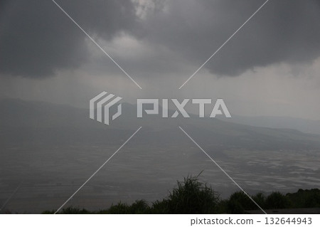從大觀峰展望台眺望：「熊本縣阿蘇市大觀峰的自然與雲景」 山巒與城市景觀 132644943