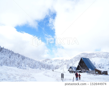 八岳北部雪山全景 | 晴空萬裡,陽光燦爛,纜車 八岳北部雪山全景 | 晴空萬裡,陽光燦爛,纜車 132644974