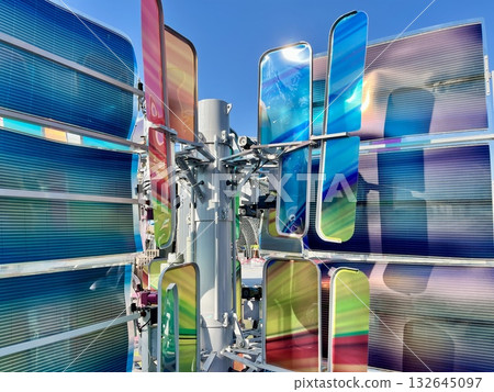 展覽場地內可見色彩繽紛的光電太陽能板 132645097