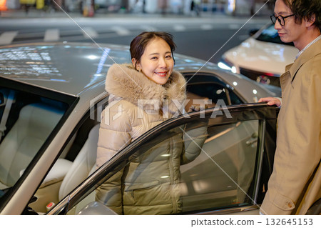 女子下車，司機，情侶 132645153