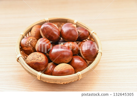 籃子裡的生栗子 132645305