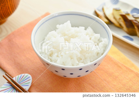米飯盛在碗裡 米飯盛在碗裡 132645346