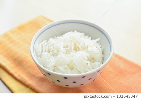 米飯盛在碗裡 米飯盛在碗裡 132645347