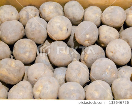 一箱土豆，上面還沾著泥土。 132646726